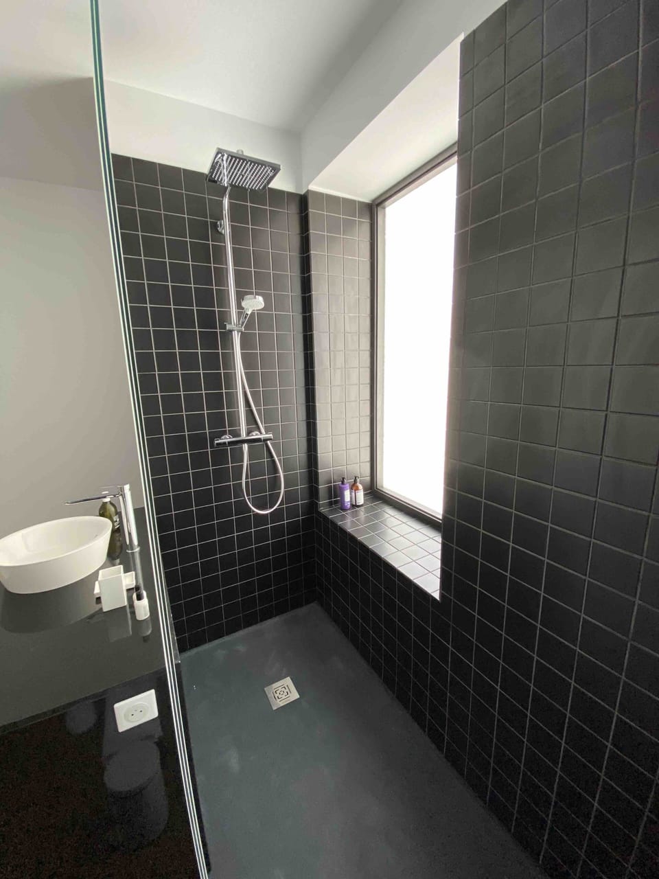 Deluxe Room | Bathroom | Free toiletries, hair dryer, towels, soap