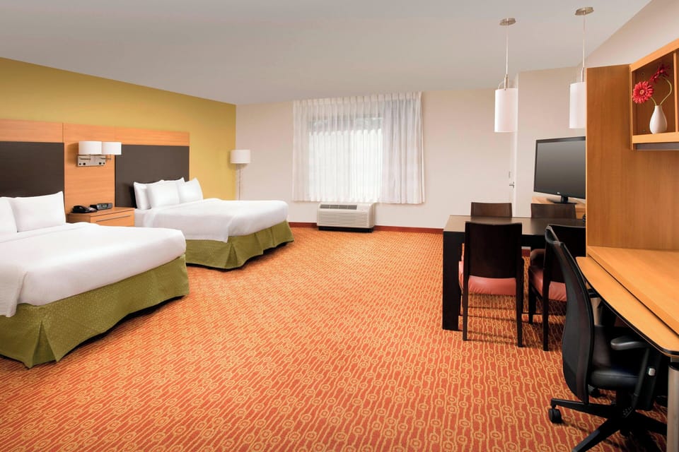 Hypo-allergenic bedding, in-room safe, desk, blackout drapes