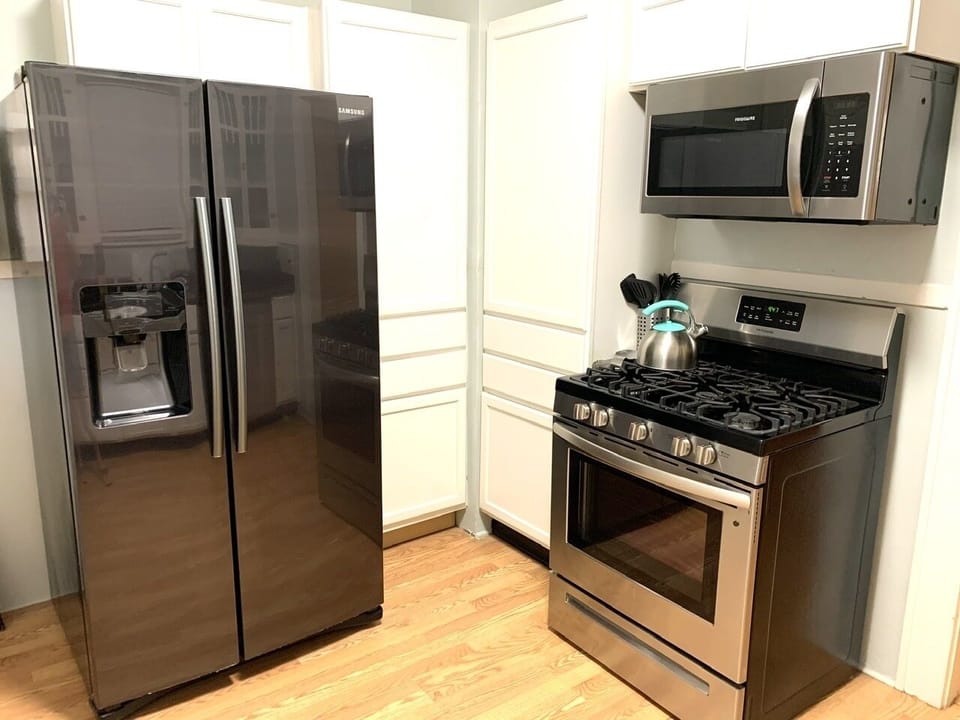 Full size fridge/ice in door, gas range