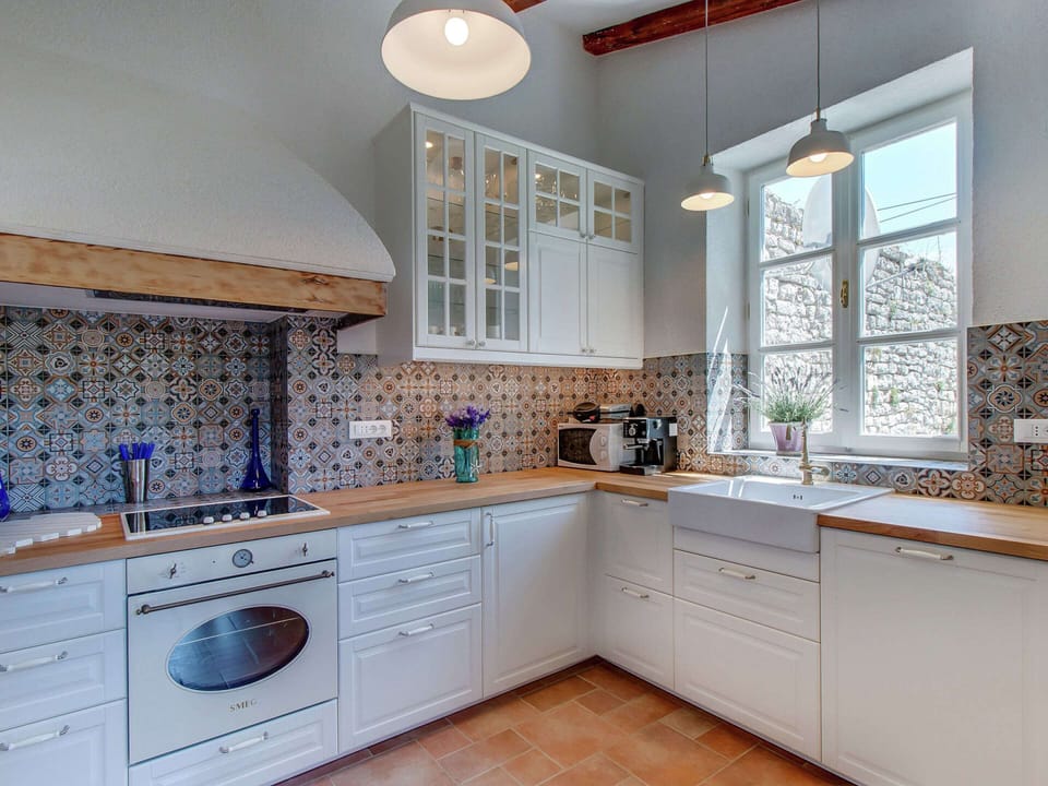 House | Private kitchen | Coffee/tea maker, microwave, stovetop