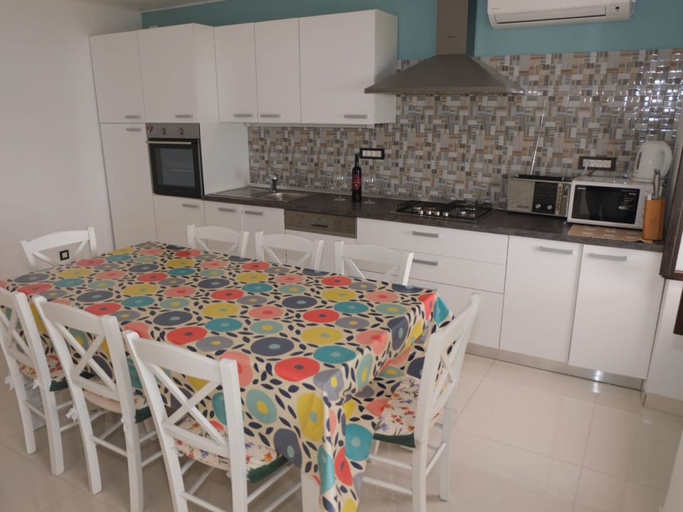 House | Private kitchen | Cookware/dishes/utensils
