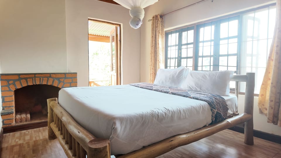Deluxe Double or Twin Room | In-room safe, individually furnished, desk, laptop workspace