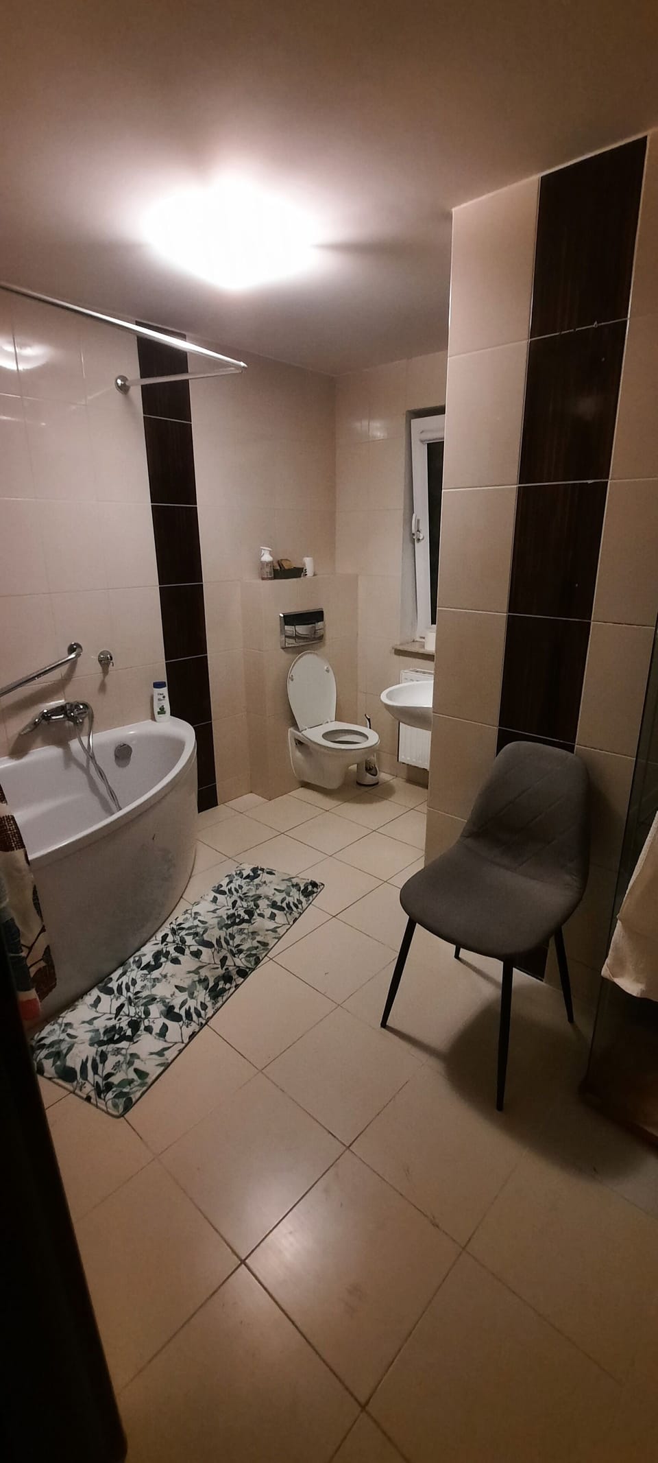 Basic Quadruple Room, Non Smoking | Bathroom | Shower, towels, soap, shampoo
