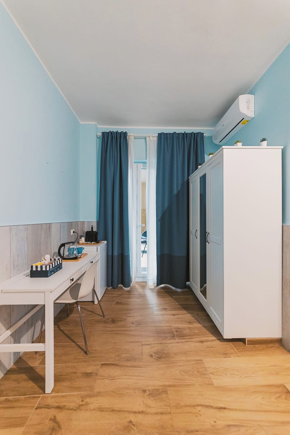 Deluxe Double Room, Balcony, City View (Mare) | Pillowtop beds, minibar, desk, laptop workspace