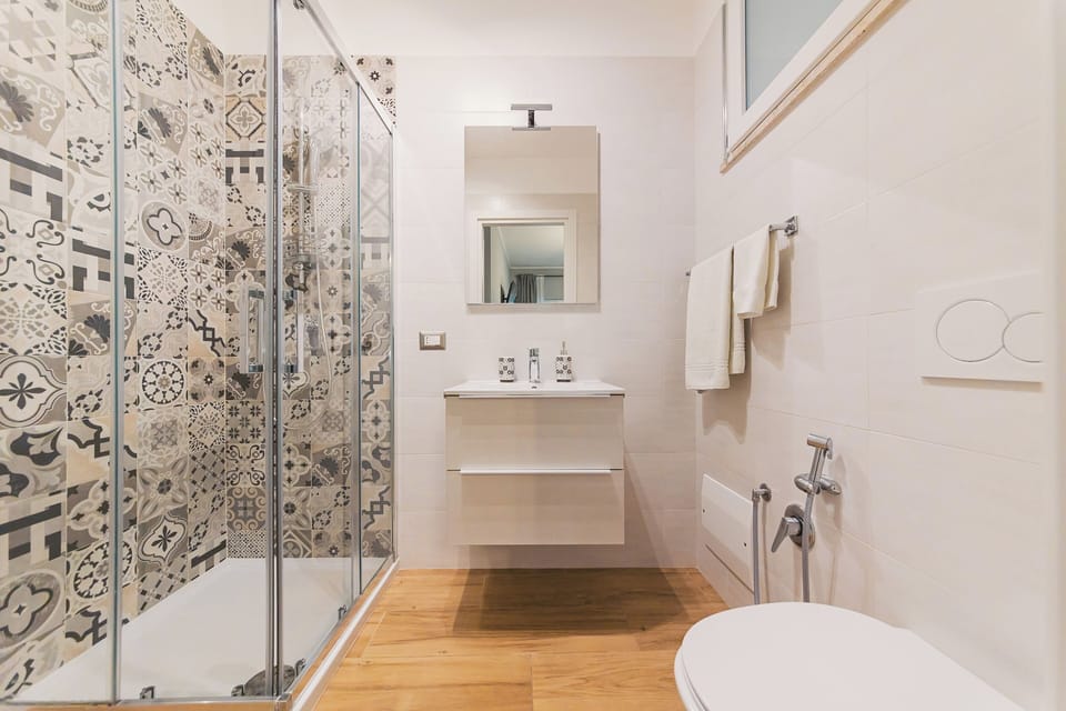 Comfort Double Room, Balcony, City View (Puglia) | Bathroom | Shower, hair dryer, bathrobes, towels