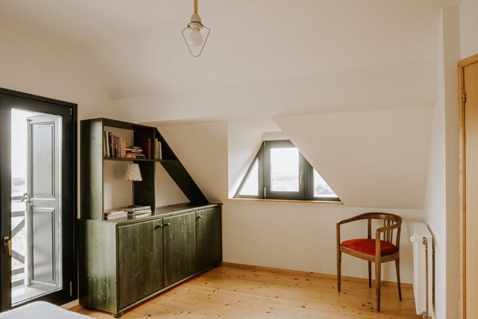 2 bedrooms, desk, bed sheets