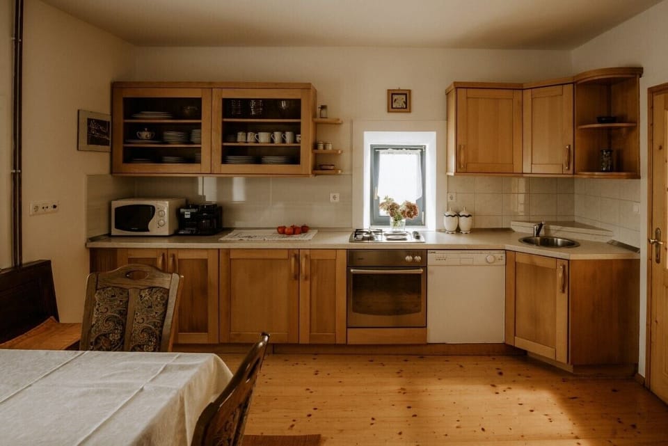 Full-size fridge, microwave, oven, stovetop