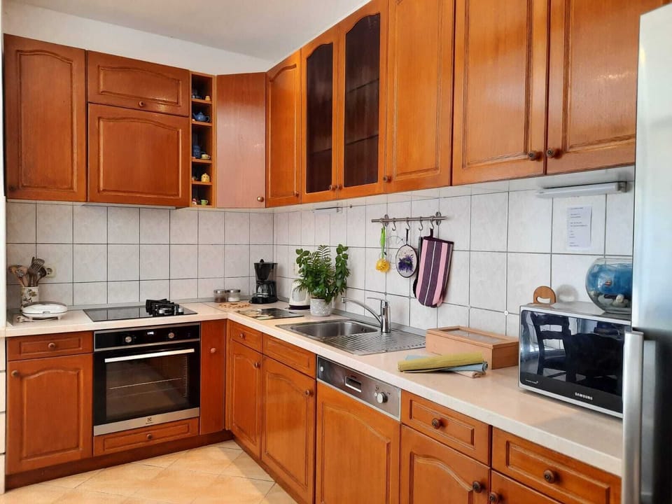 Kitchen of apt Kate