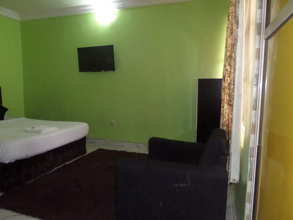 Executive Room | Iron/ironing board, bed sheets