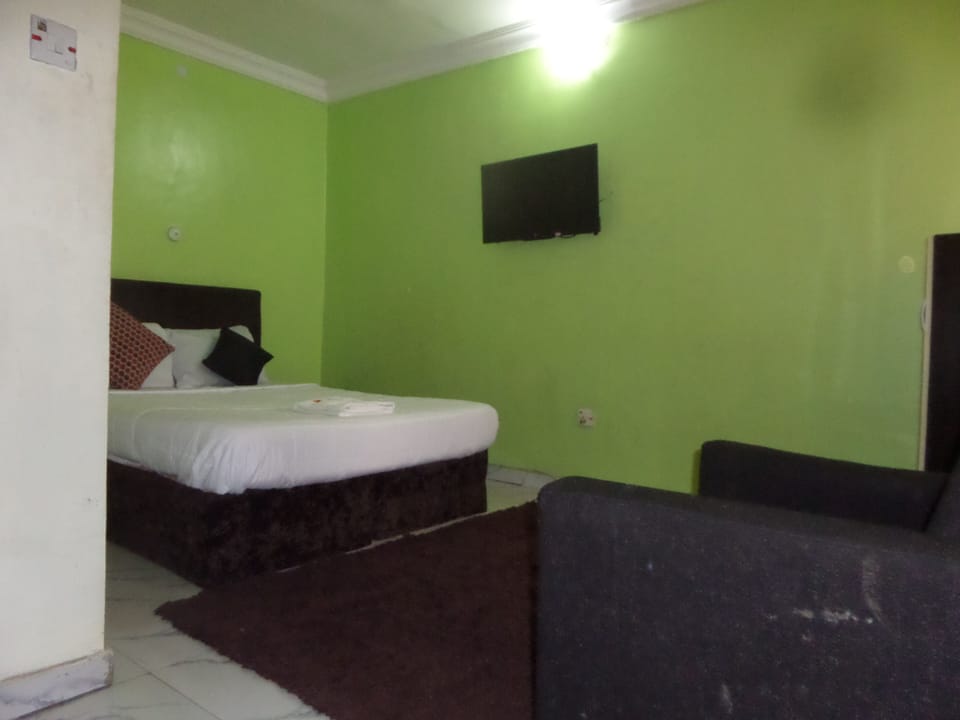 Executive Room | Iron/ironing board, bed sheets