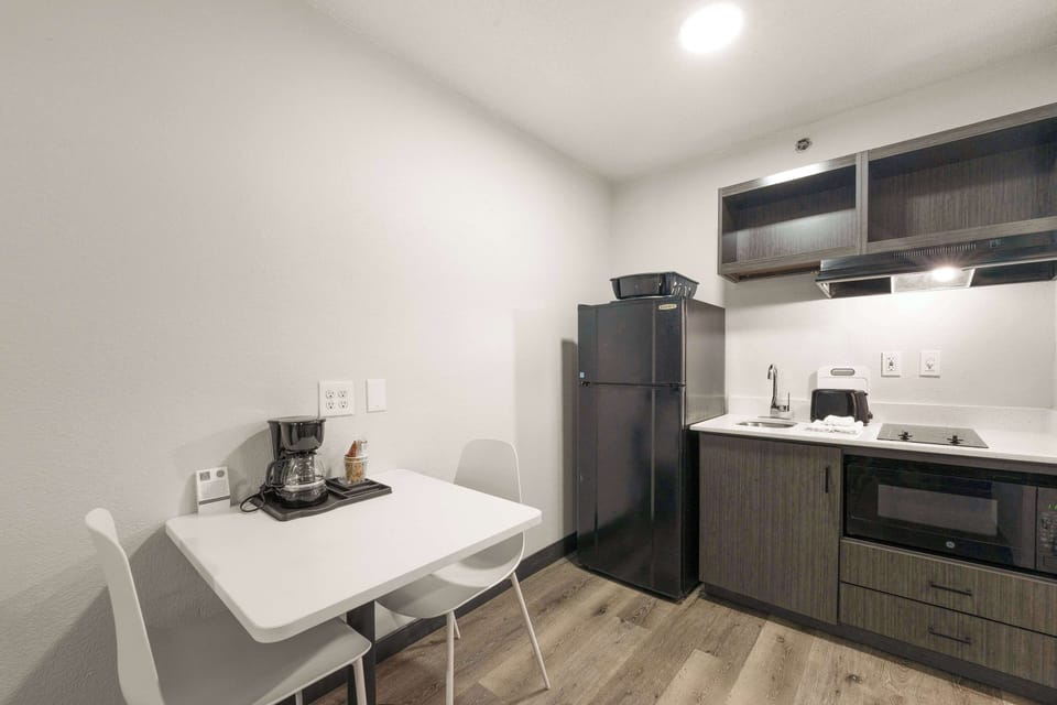 Coffee/tea maker, fridge, microwave