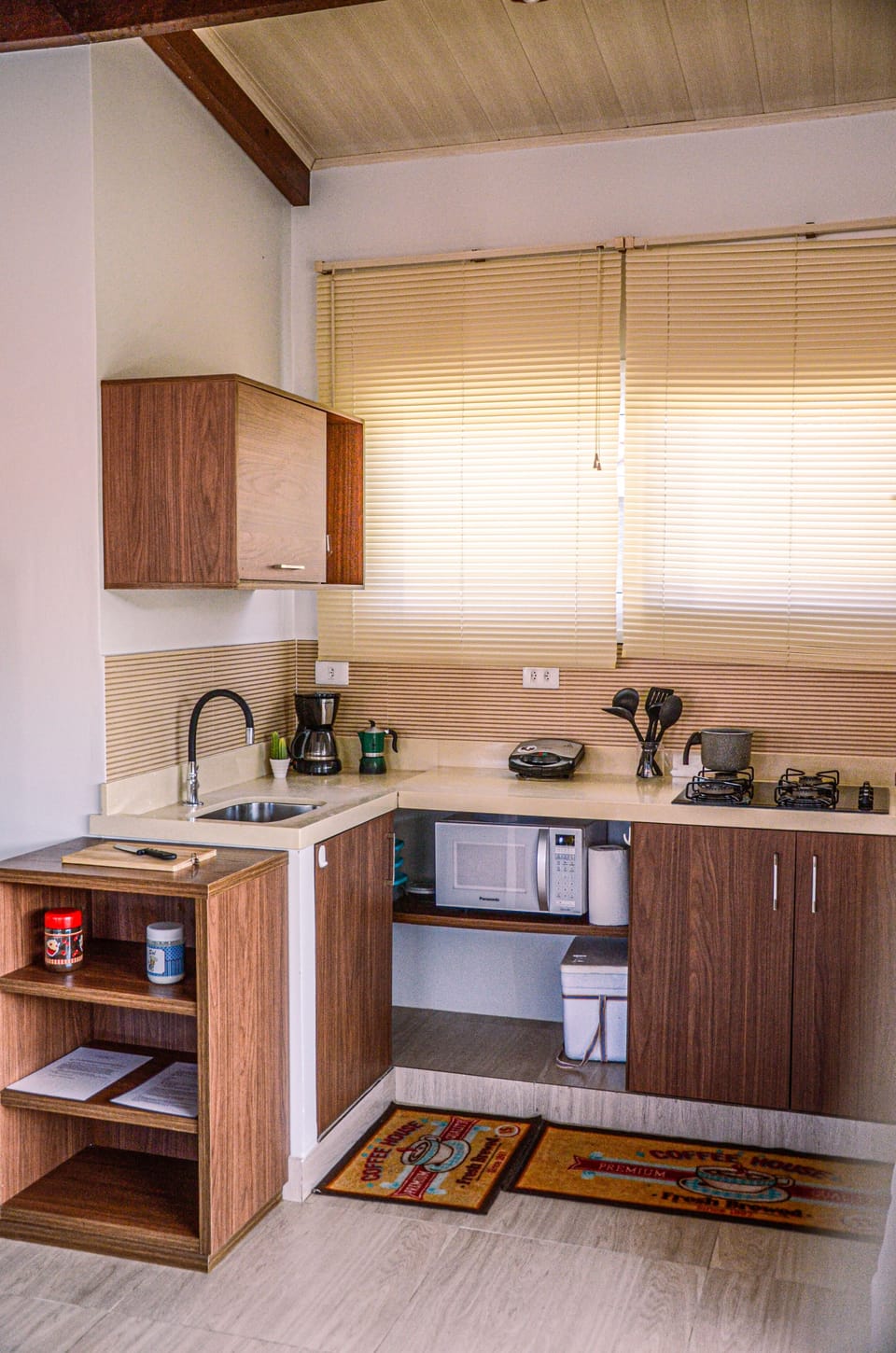 Deluxe Apartment | Private kitchen | Fridge, microwave, stovetop, cookware/dishes/utensils