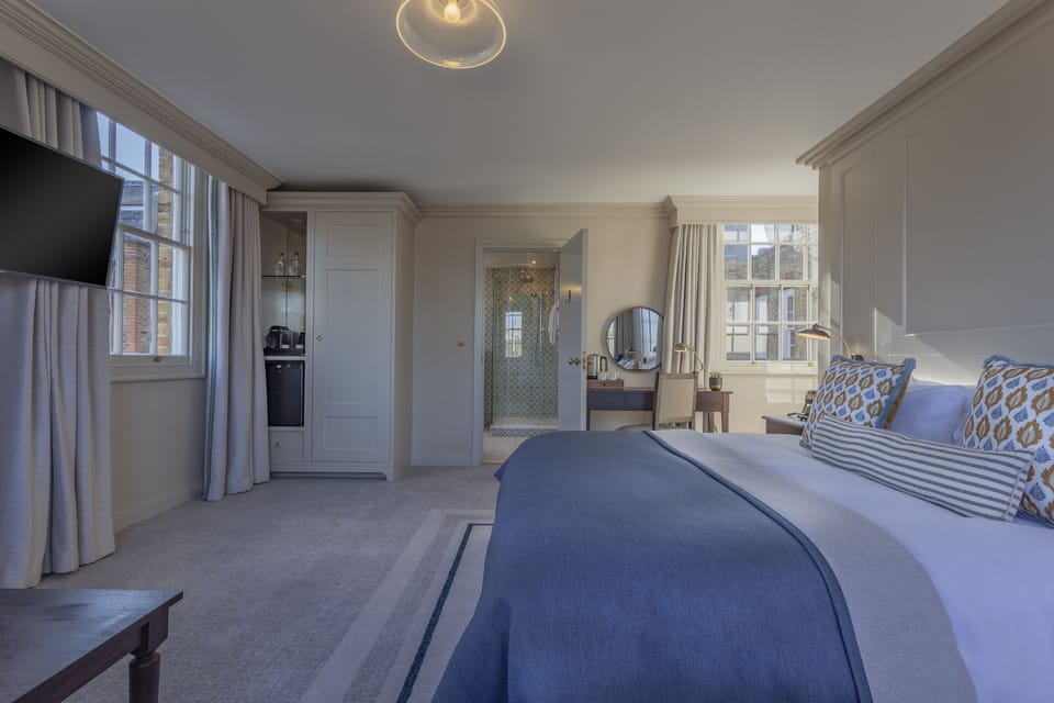 Junior Room (Georgian Junior Suite) | Egyptian cotton sheets, hypo-allergenic bedding, in-room safe