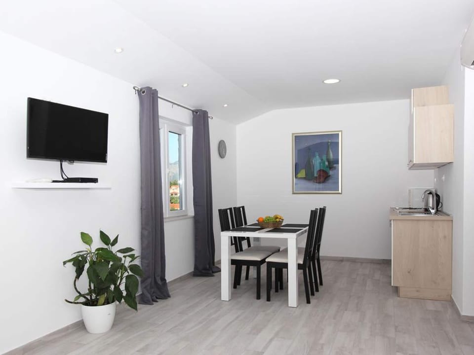 Apartment | Dining