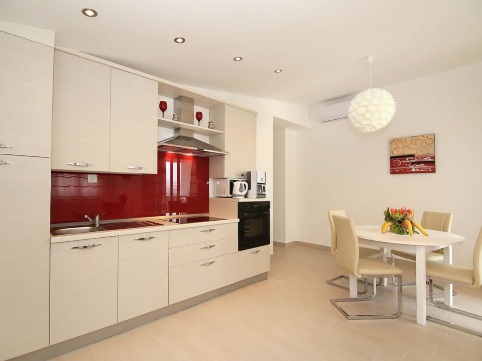 Apartment | Private kitchen | Electric kettle, cookware/dishes/utensils