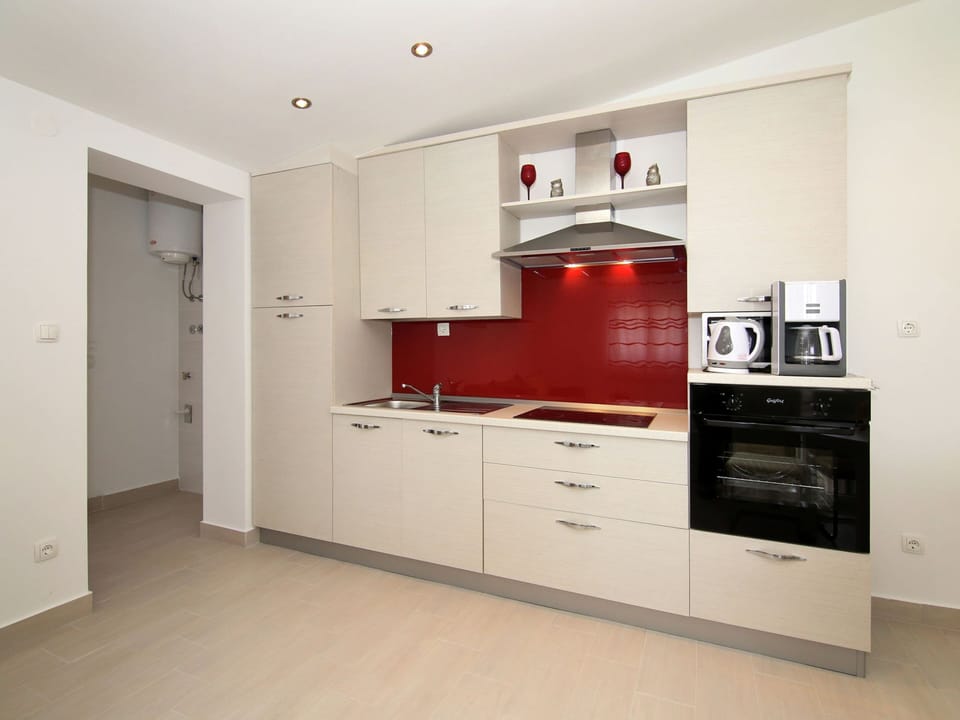 Apartment | Private kitchen | Electric kettle, cookware/dishes/utensils