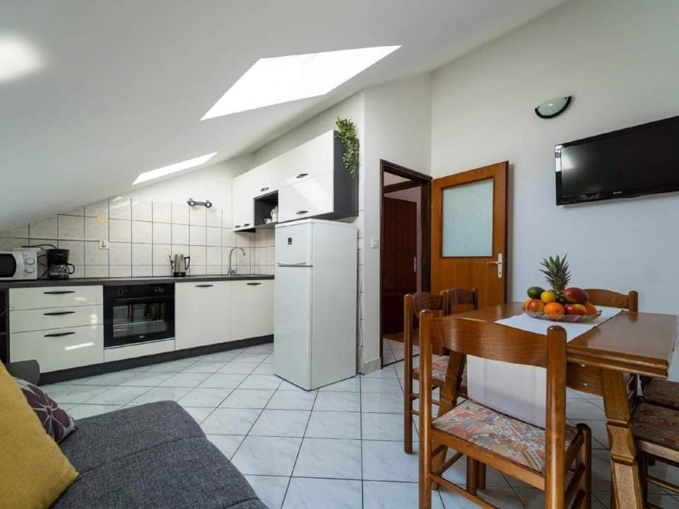 Apartment | Private kitchen | Electric kettle, toaster, cookware/dishes/utensils, dining tables