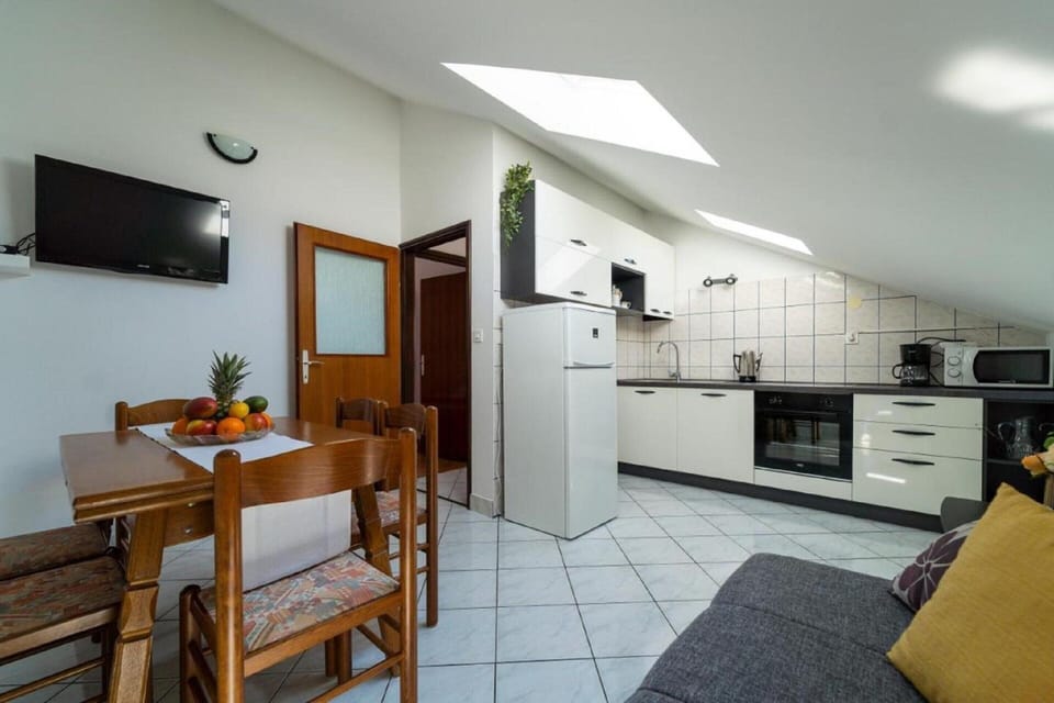 Apartment | Private kitchen | Electric kettle, toaster, cookware/dishes/utensils, dining tables
