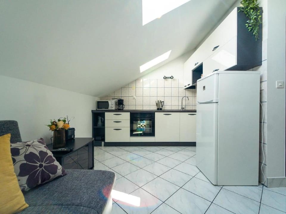 Apartment | Private kitchen | Electric kettle, toaster, cookware/dishes/utensils, dining tables