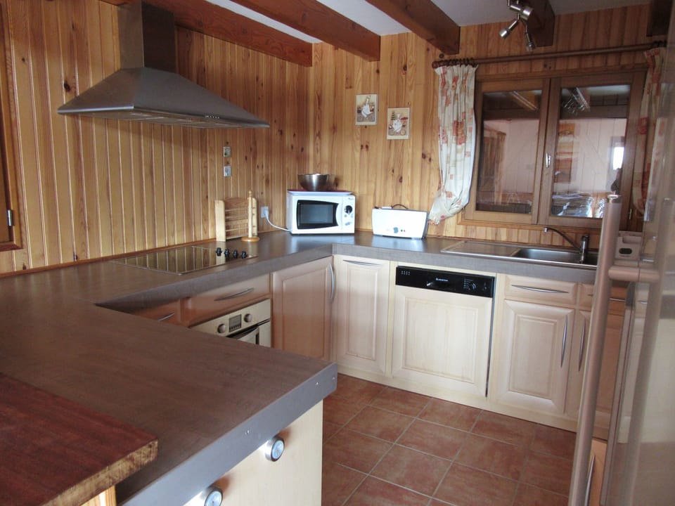 Coffee/tea maker, fridge, microwave, stovetop