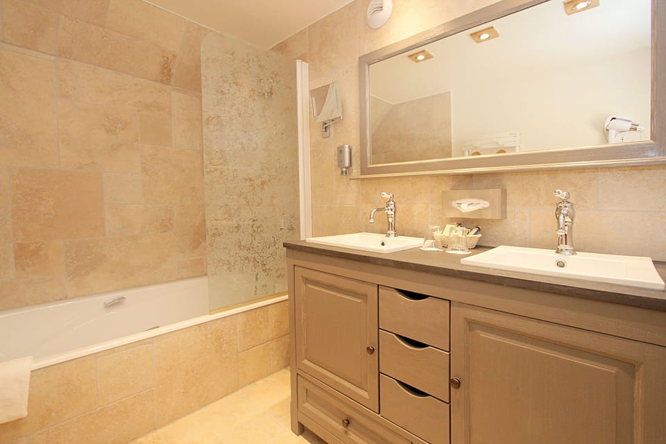 Suite Ecrin Familiale | Bathroom | Free toiletries, hair dryer, bathrobes, slippers