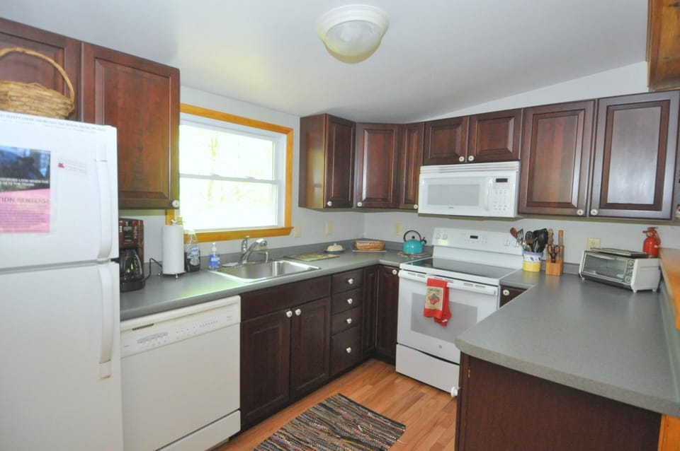 House, Multiple Beds (Cabin at Sleepy Creek - Charming Cabi) | Private kitchen | Fridge, microwave, oven, stovetop