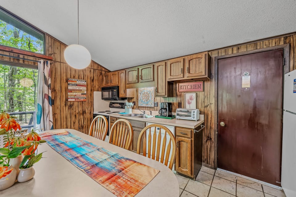 House, 1 Queen Bed with Sofa bed (Country Comfort -Country Escape! ) | Private kitchen | Fridge, dishwasher, coffee/tea maker, cookware/dishes/utensils