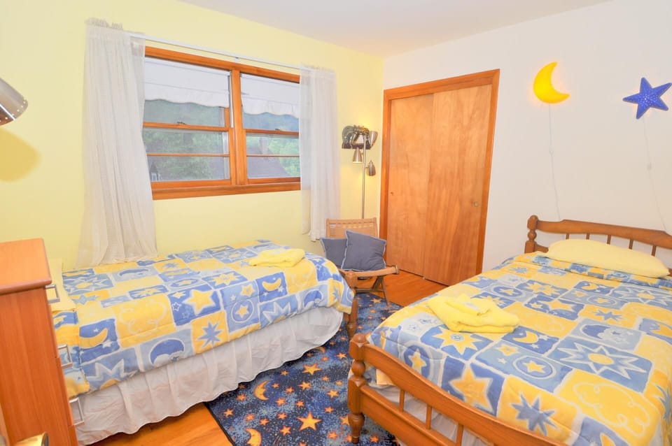 House, 2 Queen Beds (Castle View -  A rancher with a view!) | 3 bedrooms, premium bedding, internet, bed sheets