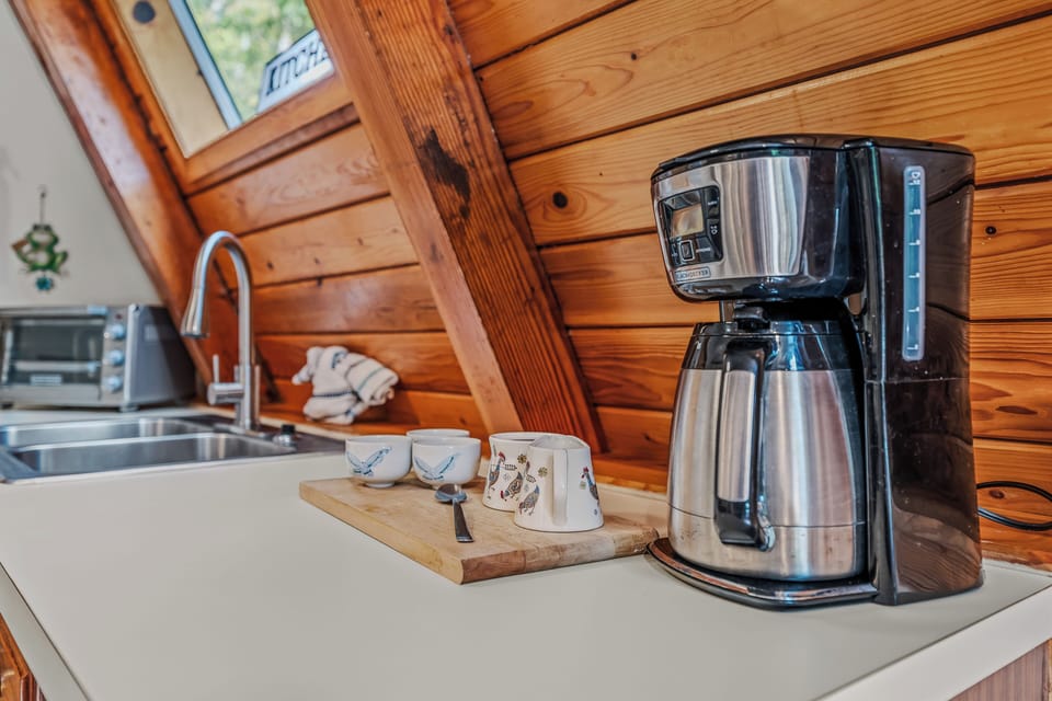 House, 1 King Bed (Cozy and Quaint) | Coffee and/or coffee maker