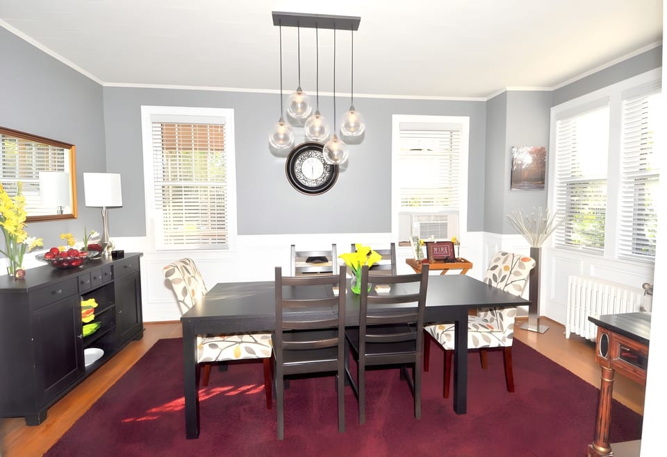 House, Multiple Beds (Aunt Beas Bungalow - Right in town! ) | Dining room