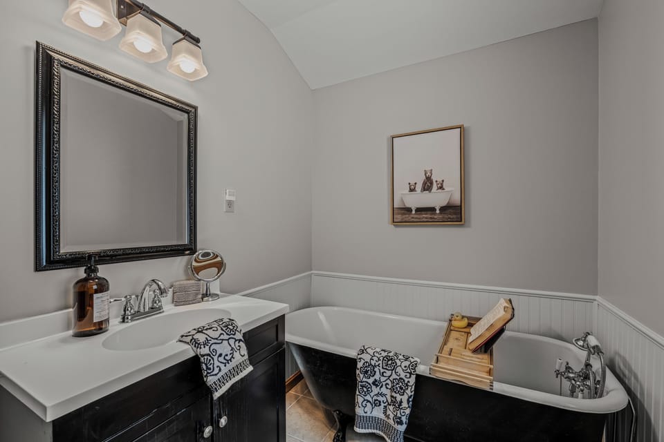 Sqyrls Nest - 3BR Retreat With a Hot Tub Cabin in Shenandoah Valley