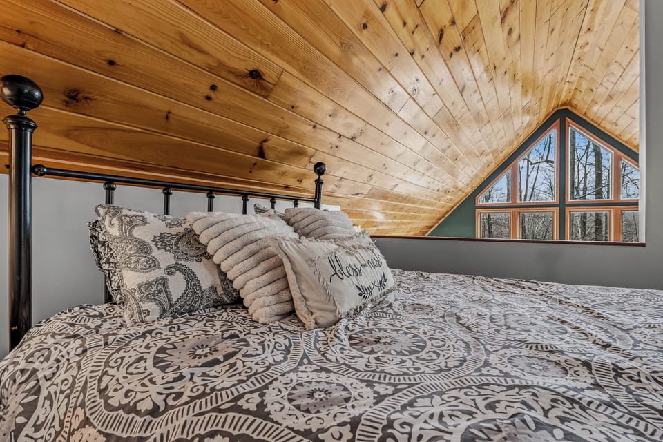 Sqyrls Nest - 3BR Retreat With a Hot Tub Cabin in Shenandoah Valley