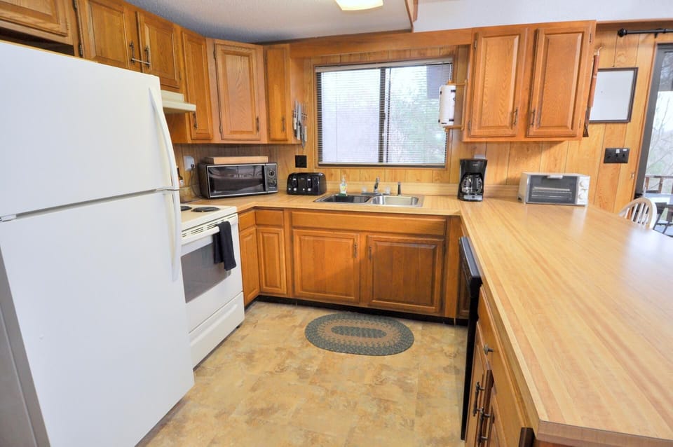 House, 2 Queen Beds (Treetop Cabin) | Private kitchen | Fridge, dishwasher, spices, freezer