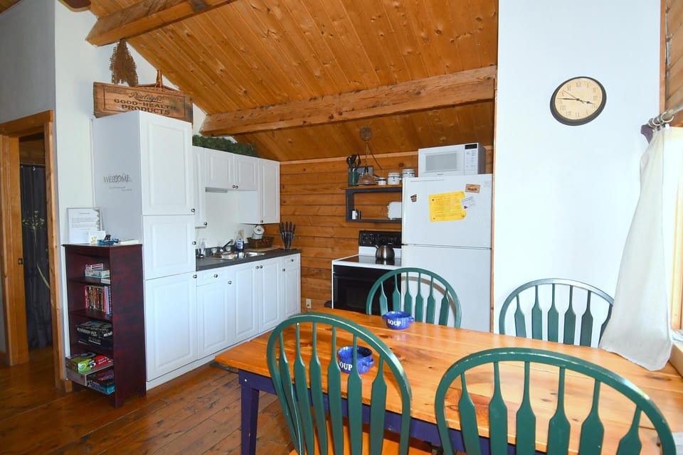 House, 1 Double Bed (Whispering Hills - Couples Getaway) | Dining