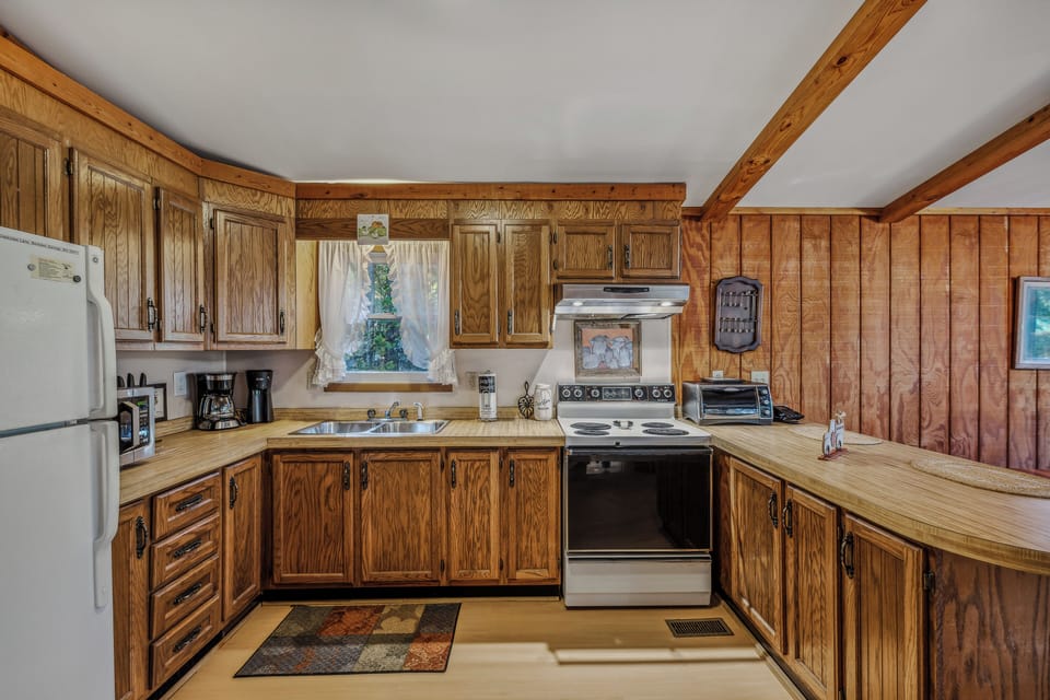 House, 2 Queen Beds, Mountain View (Mountain View Hideaway- A Fun Time Aw) | Private kitchen | Fridge, dishwasher, spices, freezer