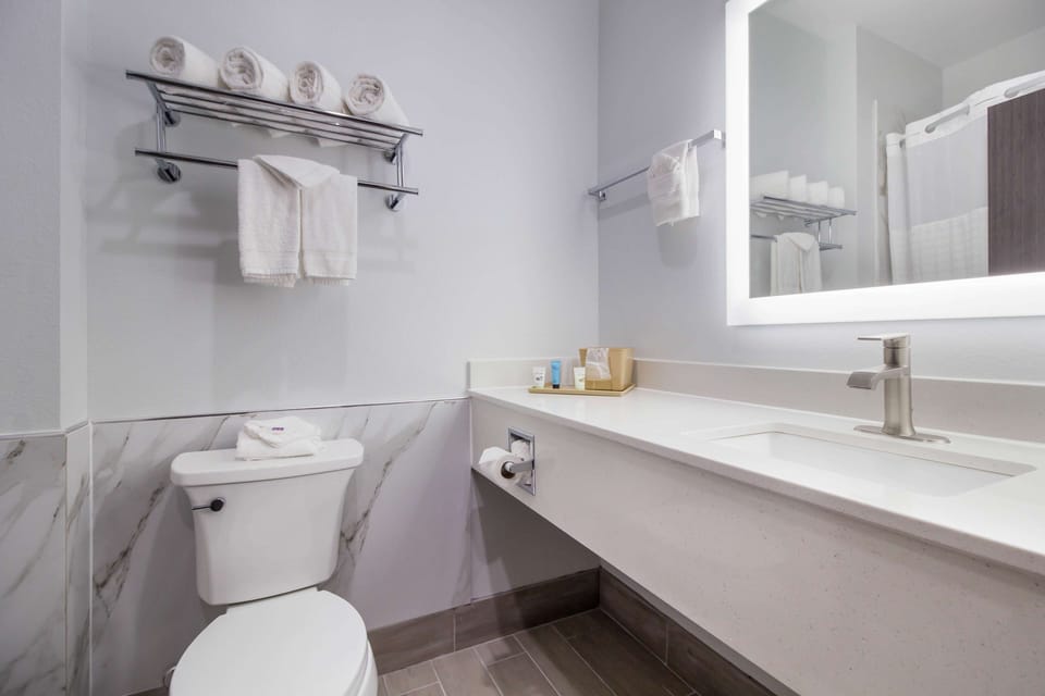 Bathtub, free toiletries, towels, soap