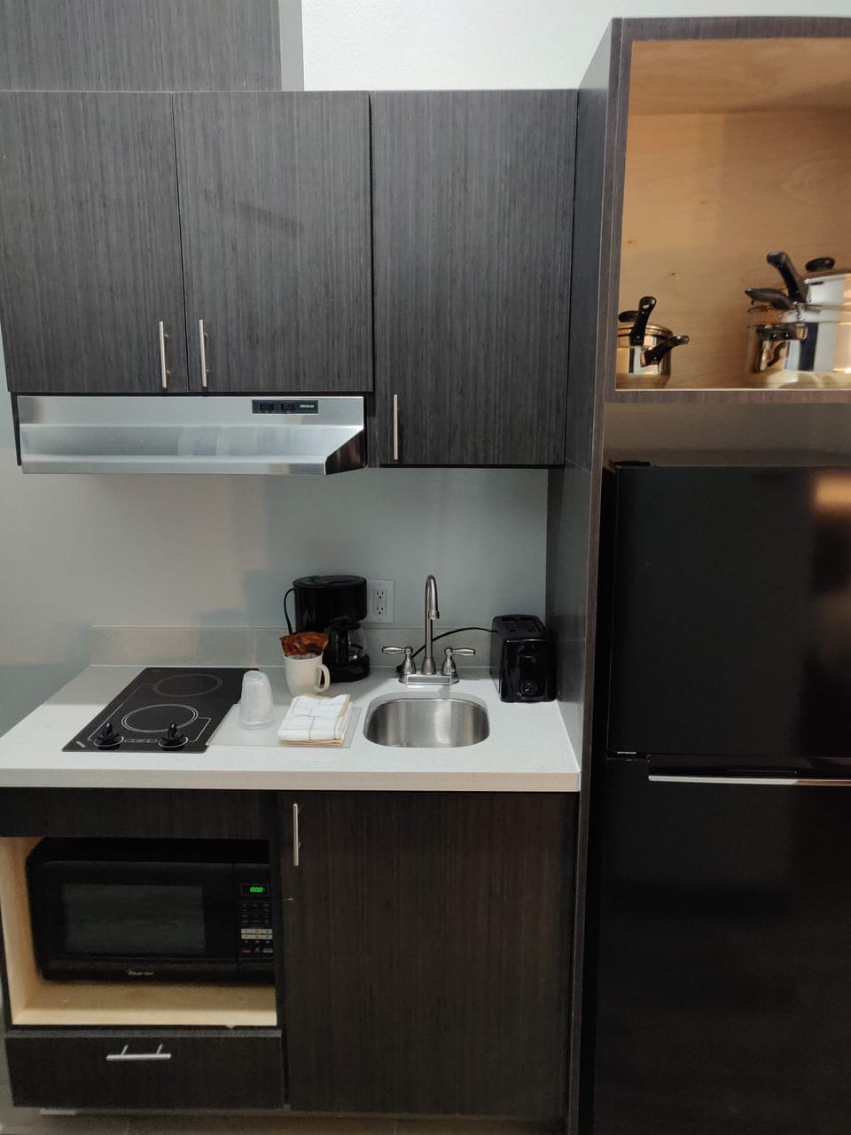 Coffee/tea maker, fridge, microwave, oven