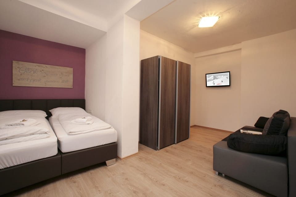 Comfort Double Room, Balcony | Free WiFi, bed sheets