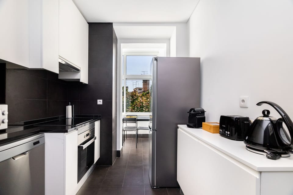 Apartment, 4 Bedrooms, Non Smoking | Private kitchen | Full-size fridge, microwave, oven, stovetop