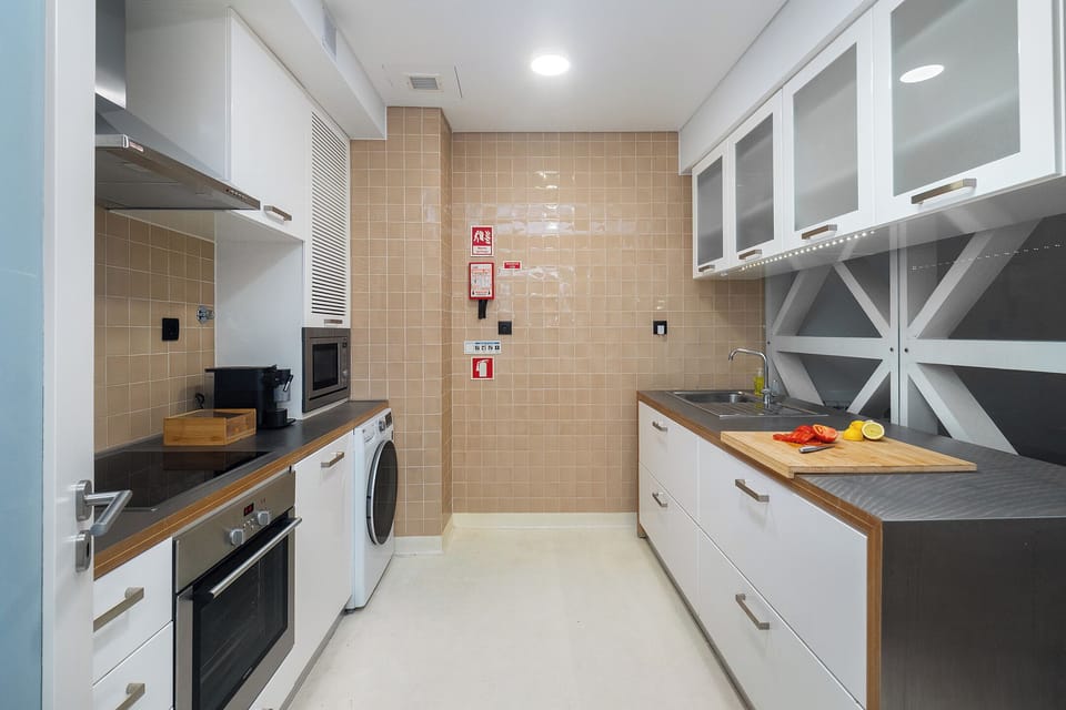Apartment, 3 Bedrooms, Non Smoking | Private kitchen | Full-size fridge, microwave, oven, stovetop