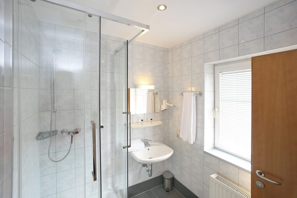 Standard Double Room | Bathroom | Towels