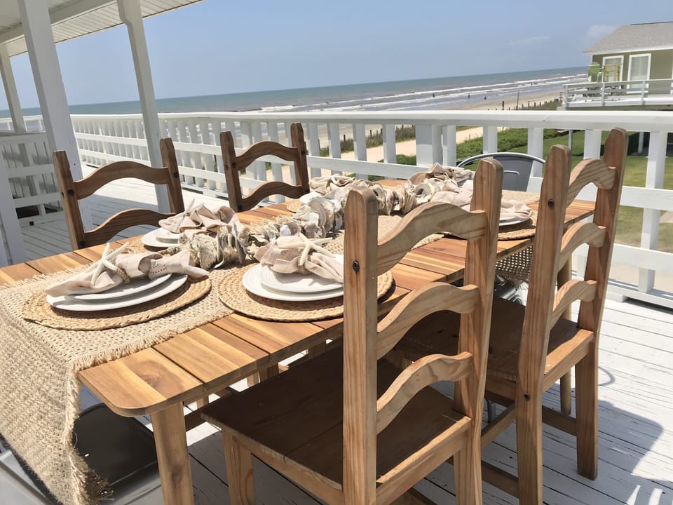 Vast Dining Views! 