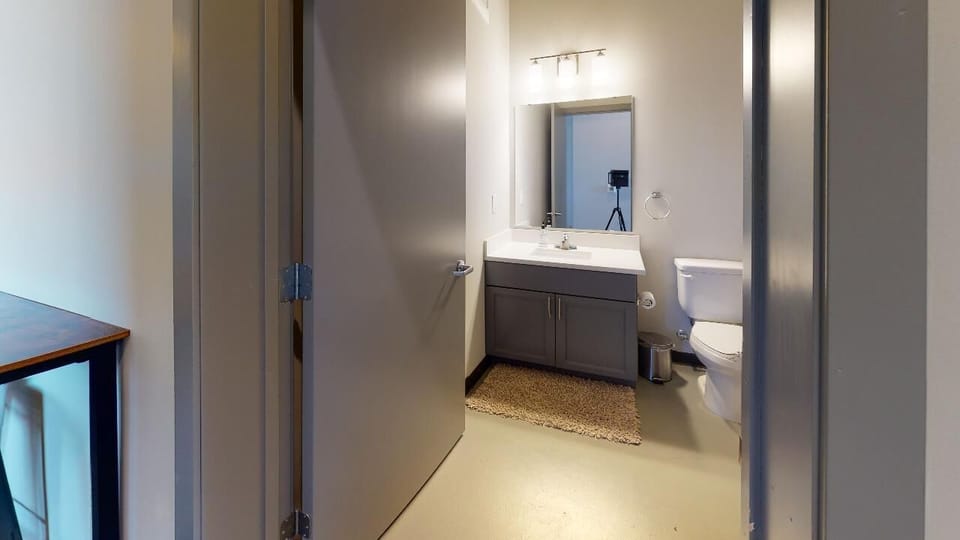 Bathroom 1:  bath/shower 