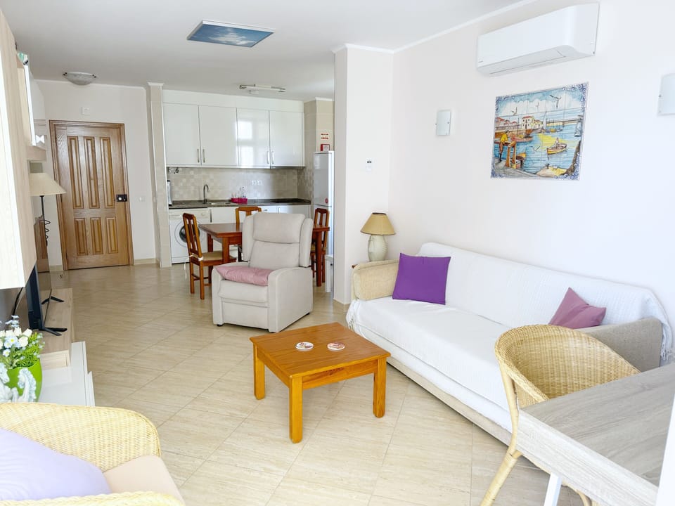 Sala de estar e jantar com varanda