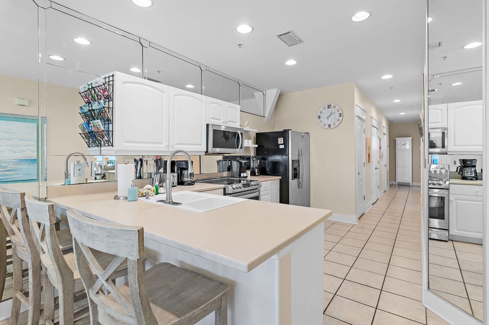 Kitchen and Counter Area 