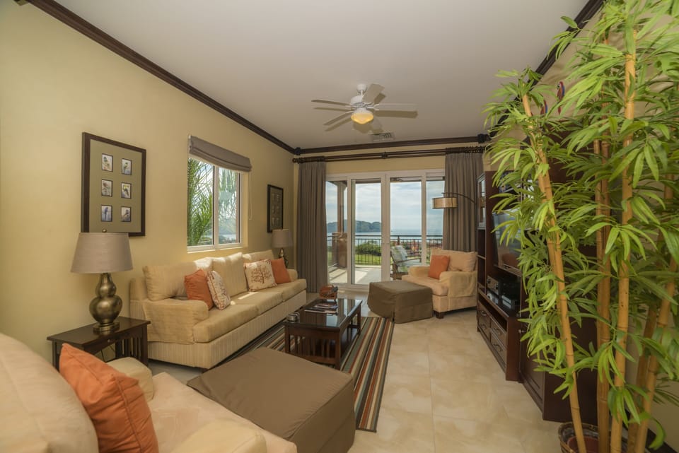 Apartment | Living room | Flat-screen TV