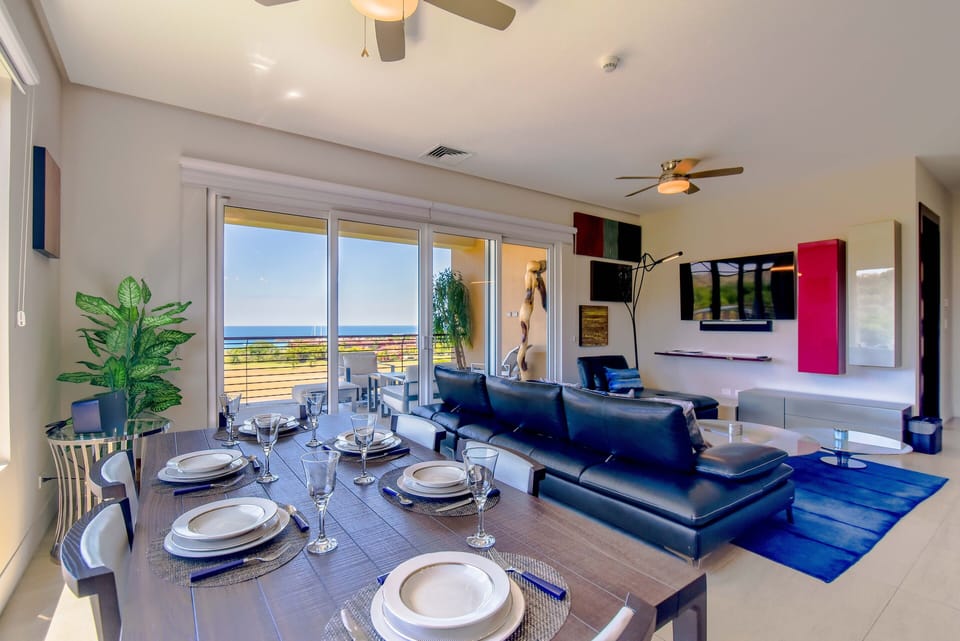 Deluxe Condo, 2 Bathrooms, Ocean View | In-room dining