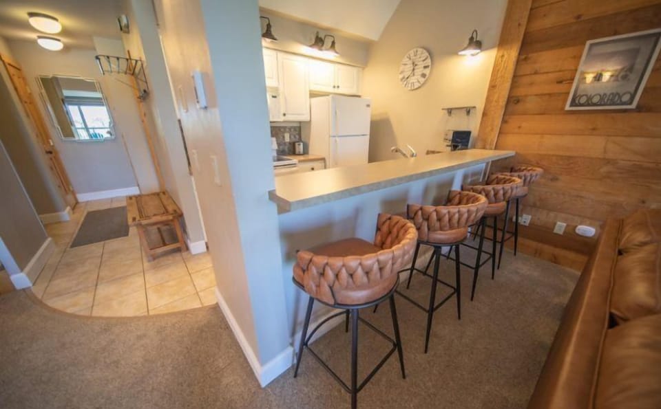 Condo (100-1_Lakeside_Village) | Living room | Flat-screen TV