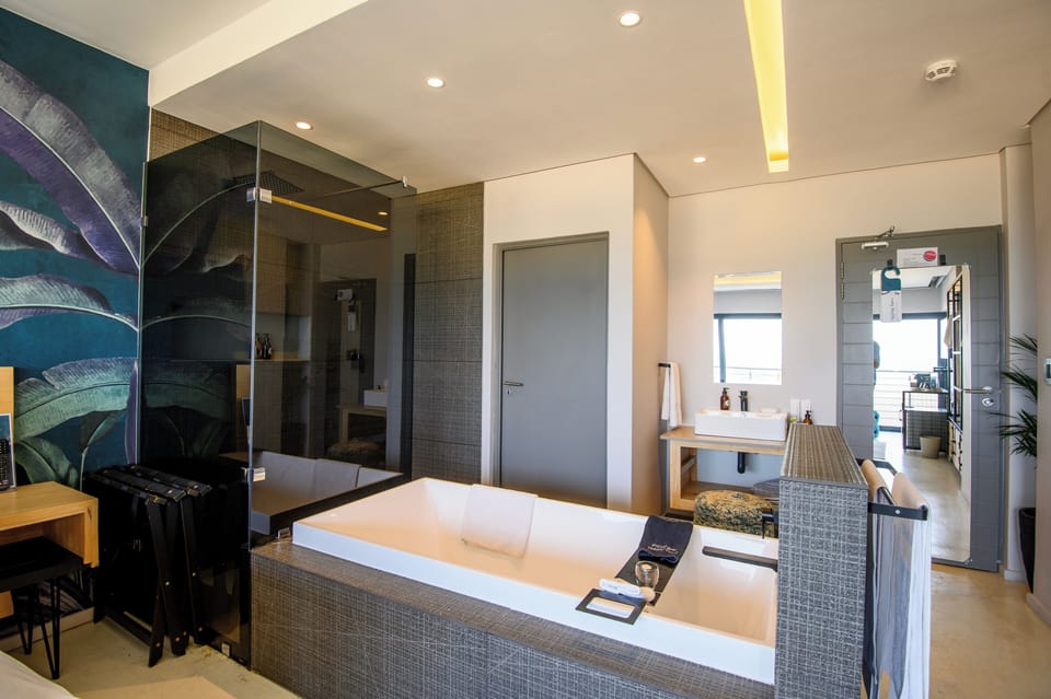 Standard Twin Room | Bathroom | Separate tub and shower, free toiletries, hair dryer, bathrobes