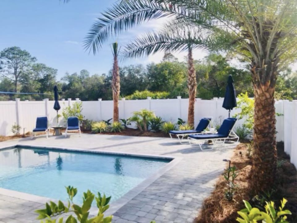 
HEATED Salt water pool and spa COMBO  6 large chairs, pool toys and gril